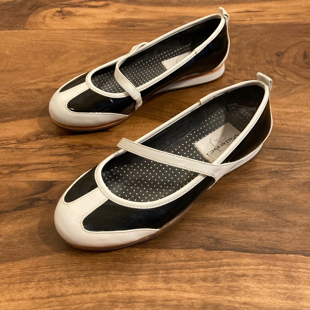 AJ Valenci flats - Picture 1 of 9